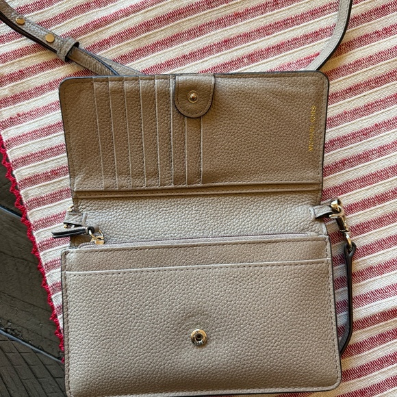 Michael Kors Jet Set Convertible Crossbody Bag - Picture 3 of 3